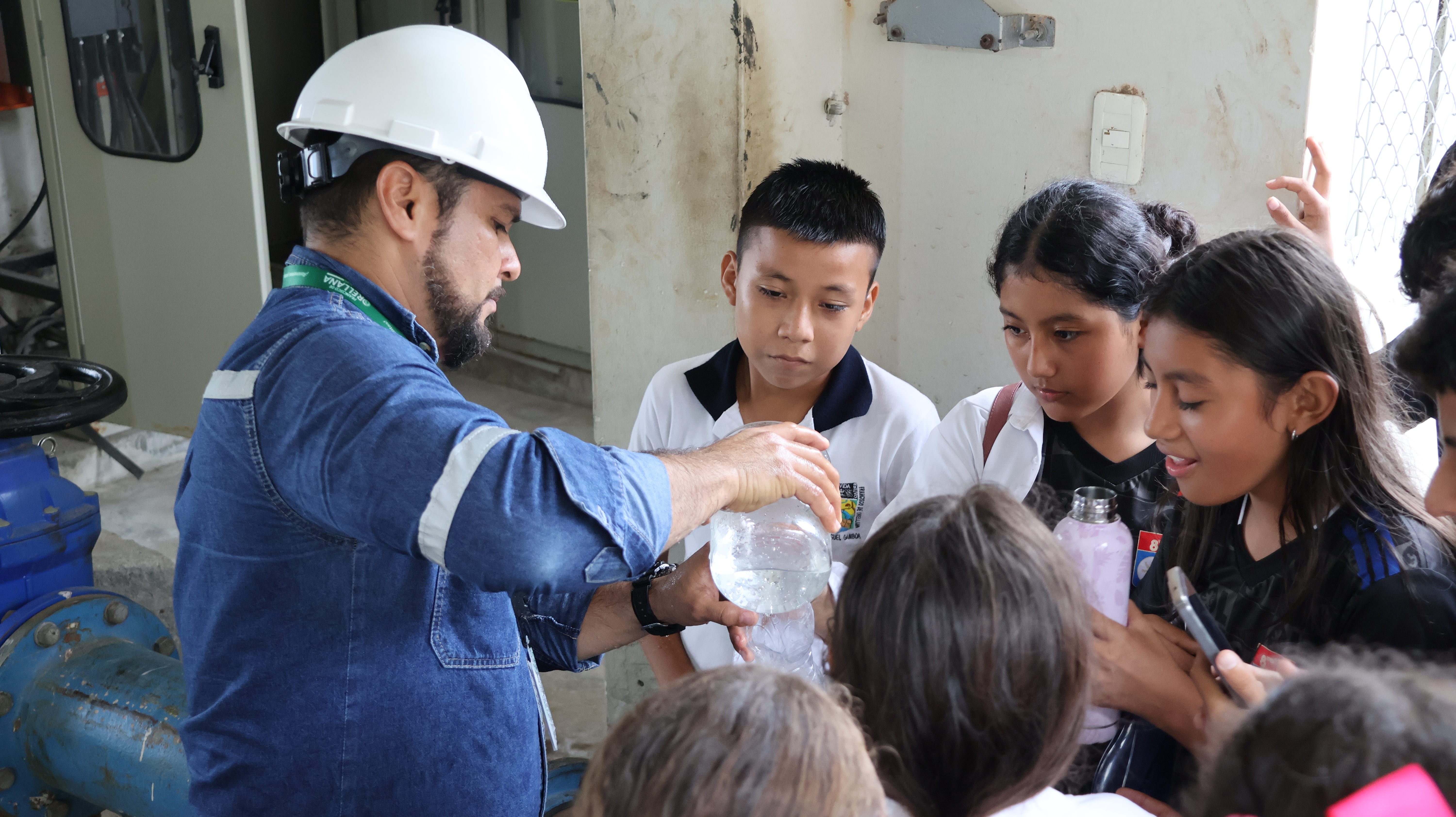 Estudiantes realizan recorrido por la planta de agua potable Los Álamos