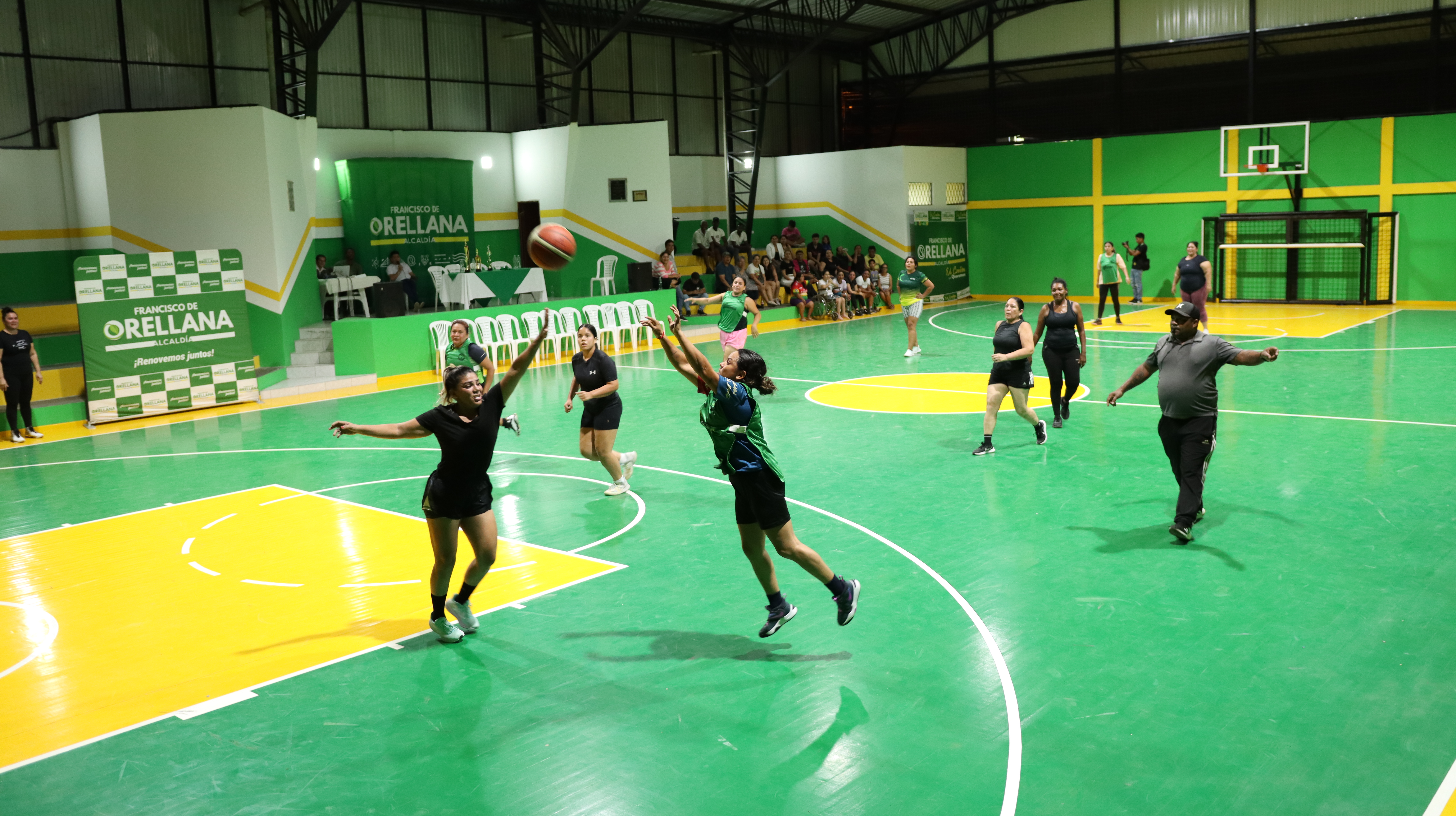 Alcaldía entrega renovada cancha en el barrio 30 de Abril