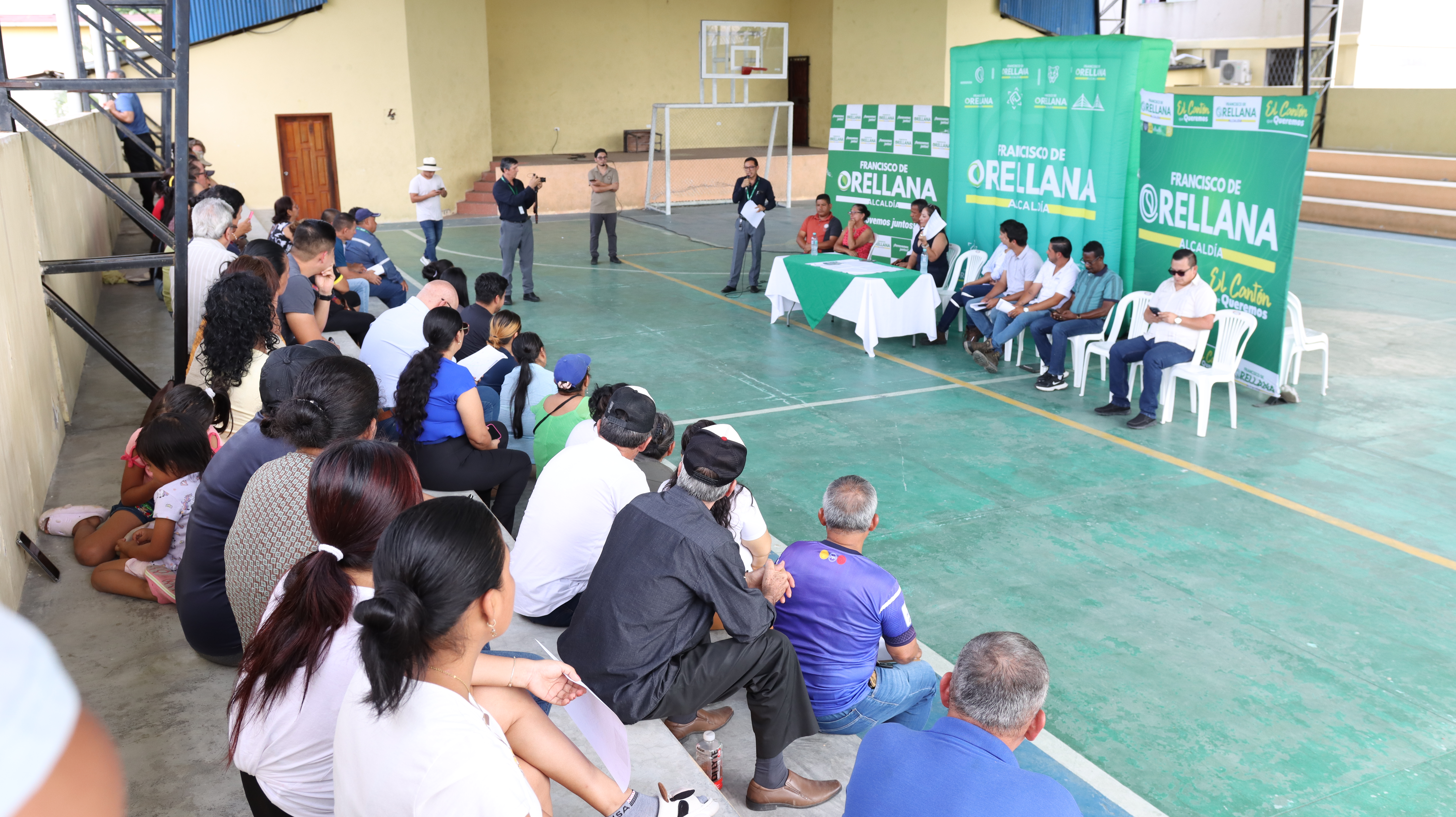 Alcaldesa socializa importante obra de alcantarillados con moradores del barrio Perla Amazónica