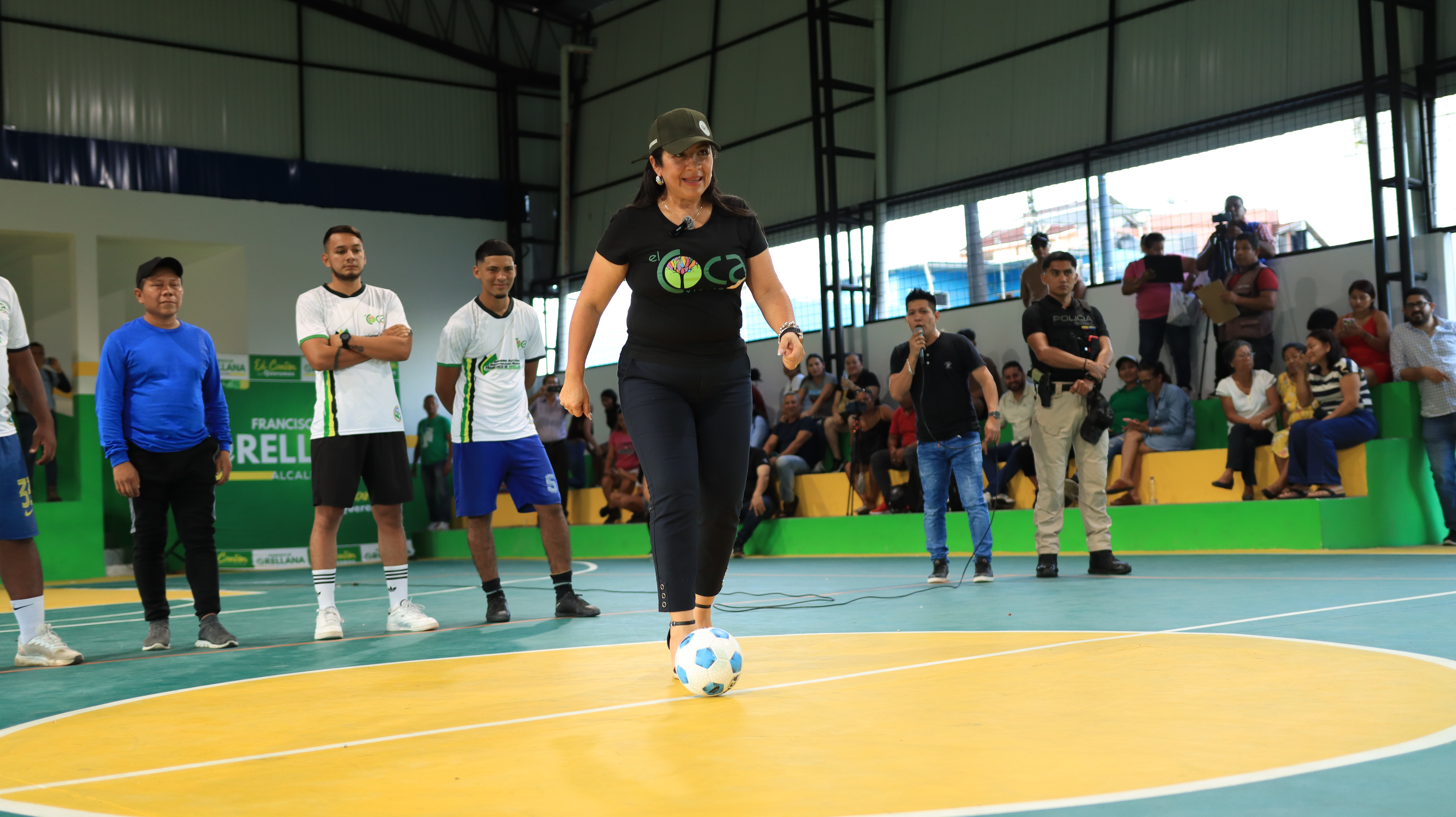 Alcaldía inaugura mantenimiento integral de la cancha cubierta del barrio Conhogar