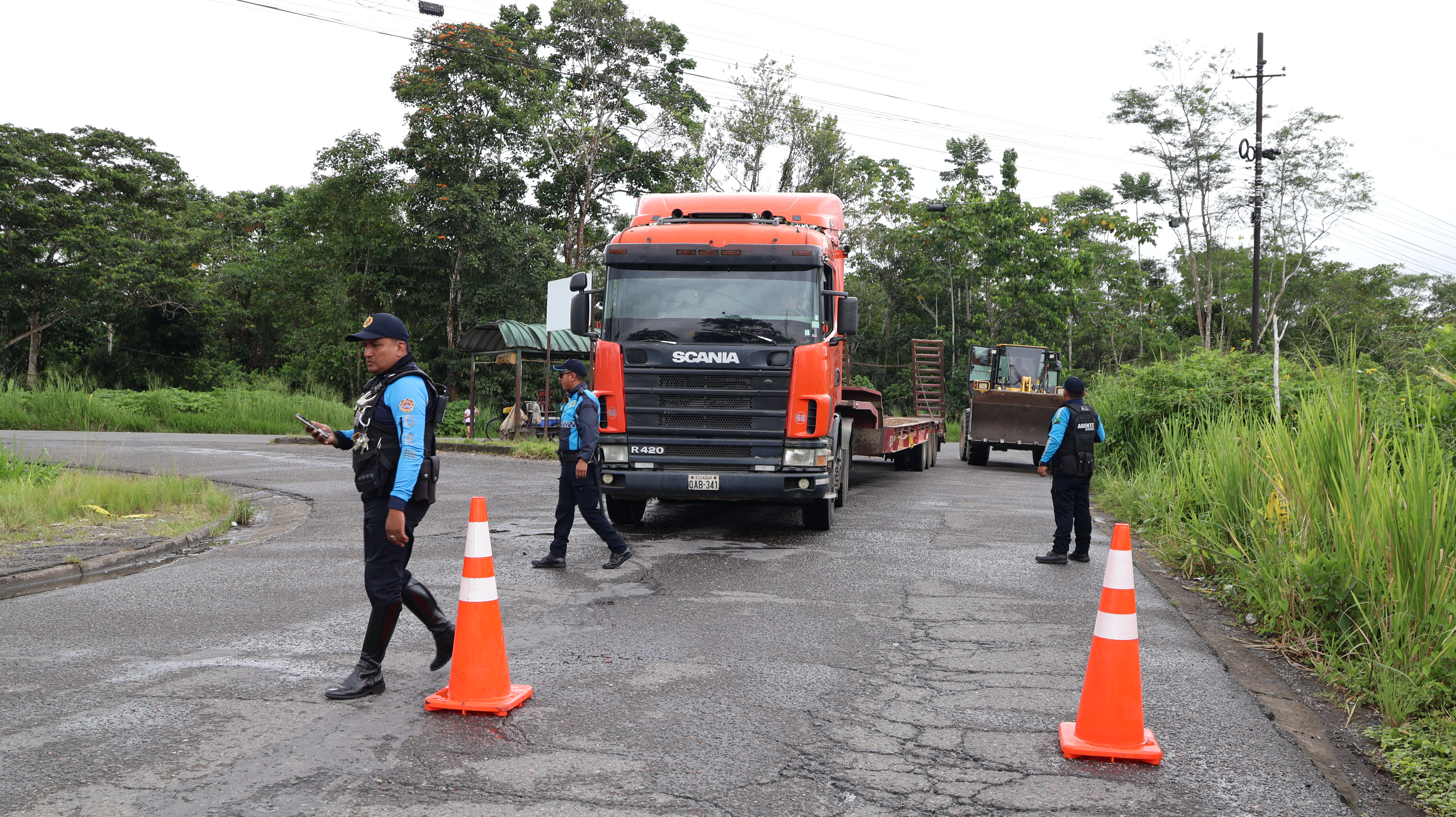 Agentes de Control monitorean el ingreso de vehículos en Guayusa