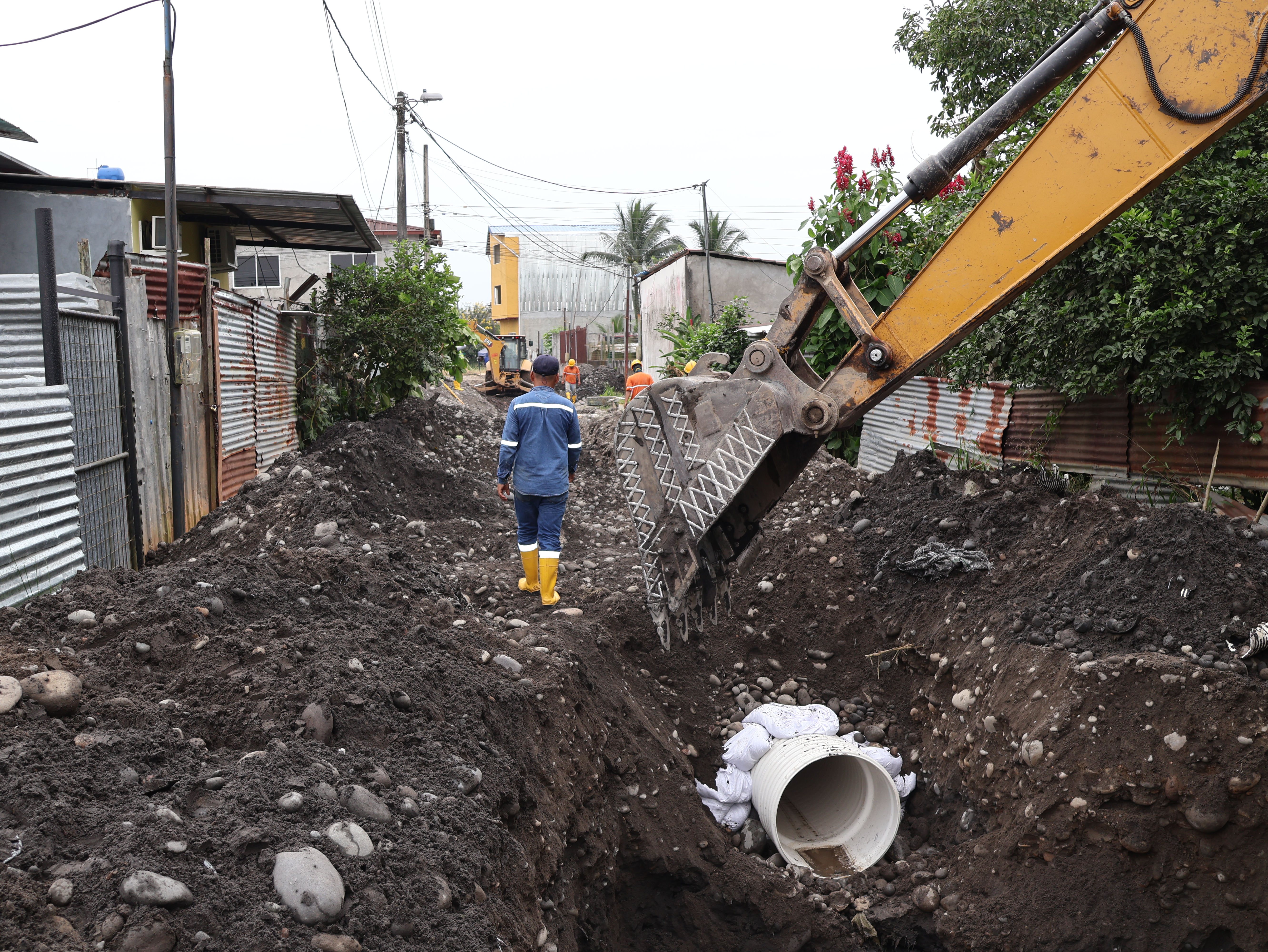 Alcaldía asegura agua a las Familias Del barrio Julio Llori