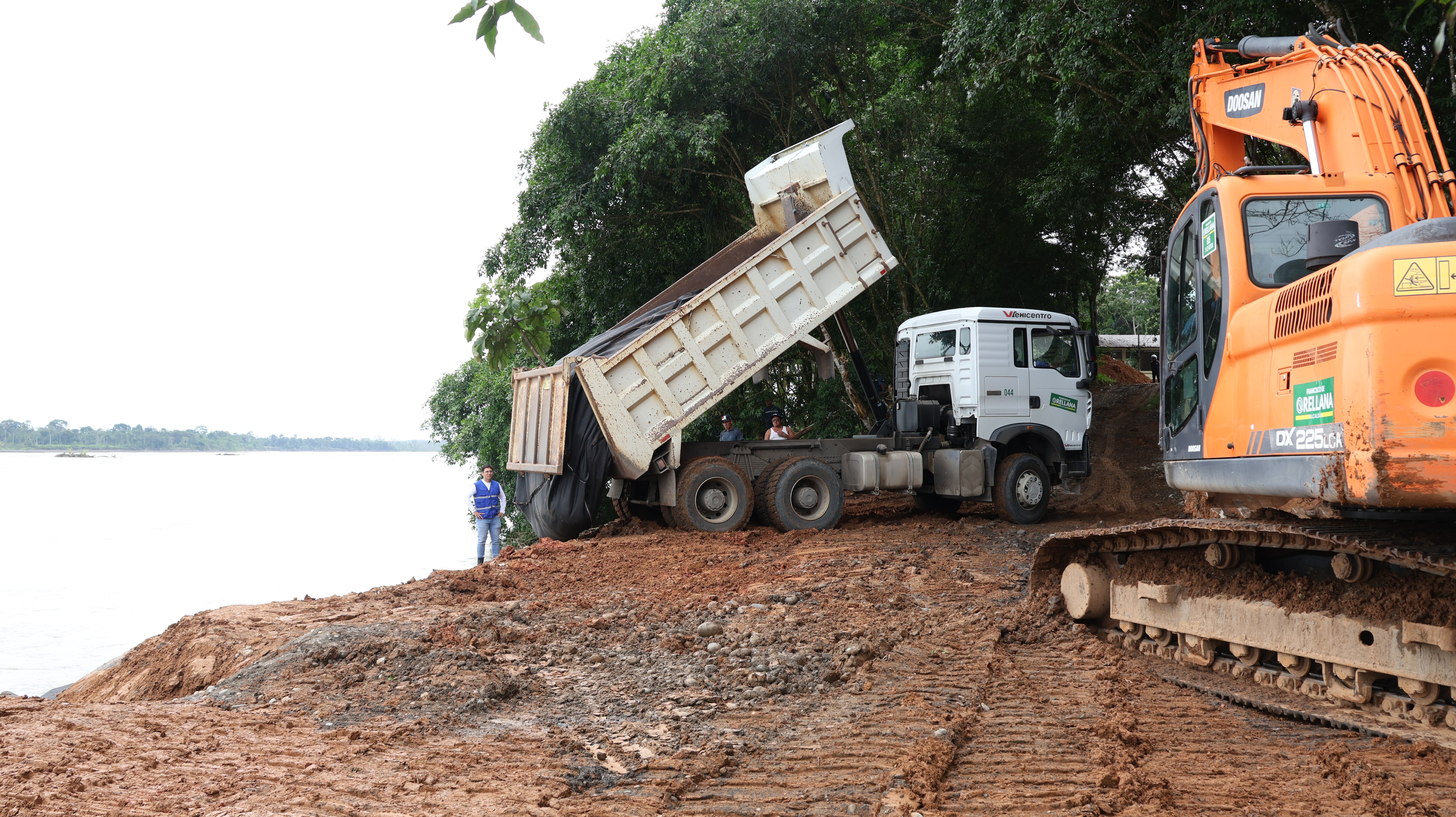 Con obras firmes, la Alcaldía protege la vida y las riberas del río Coca con la colocación de geocontenedores