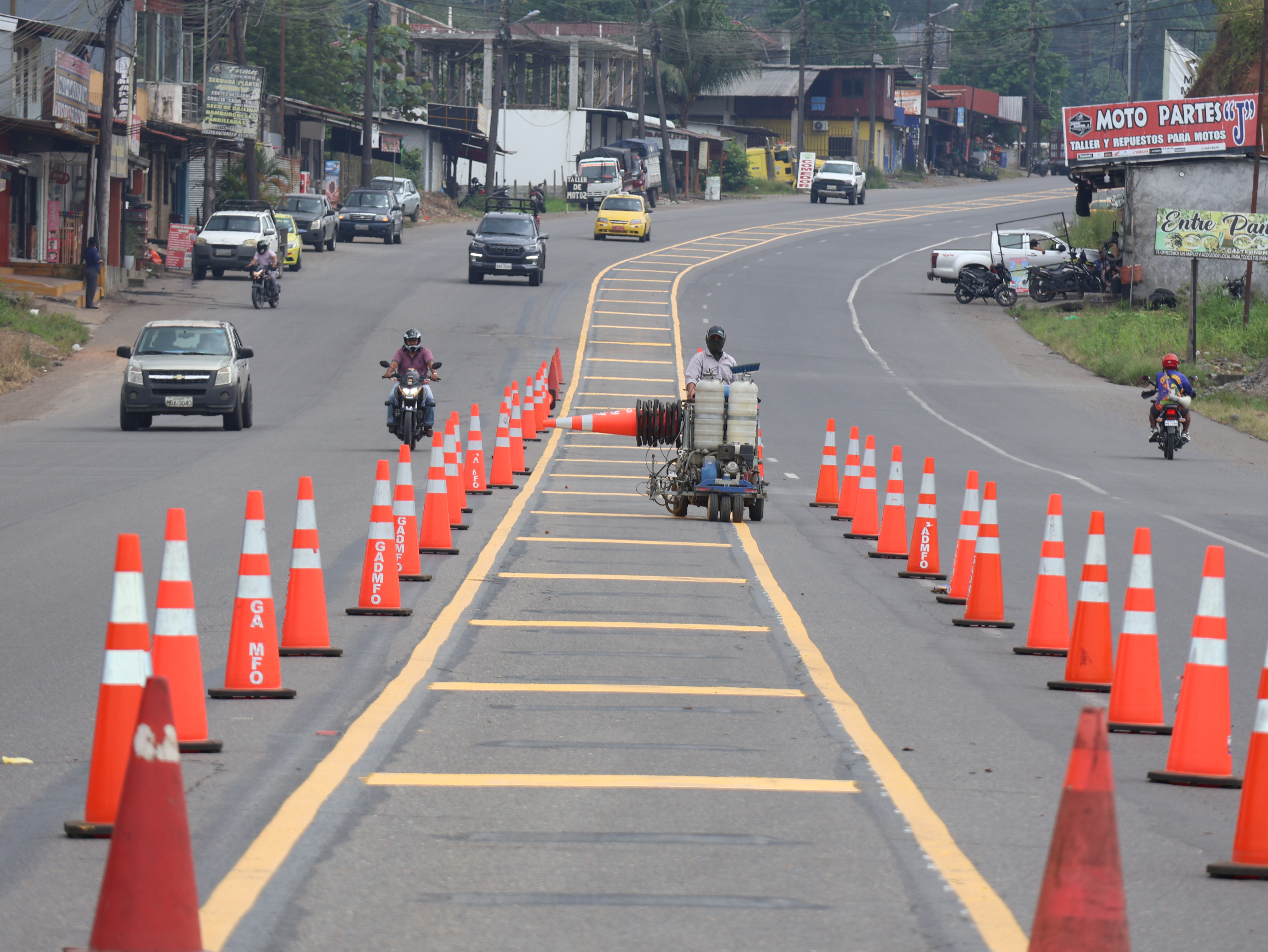 Alcaldía fortalece la seguridad vial con señalización horizontal en la vía Coca-Loreto