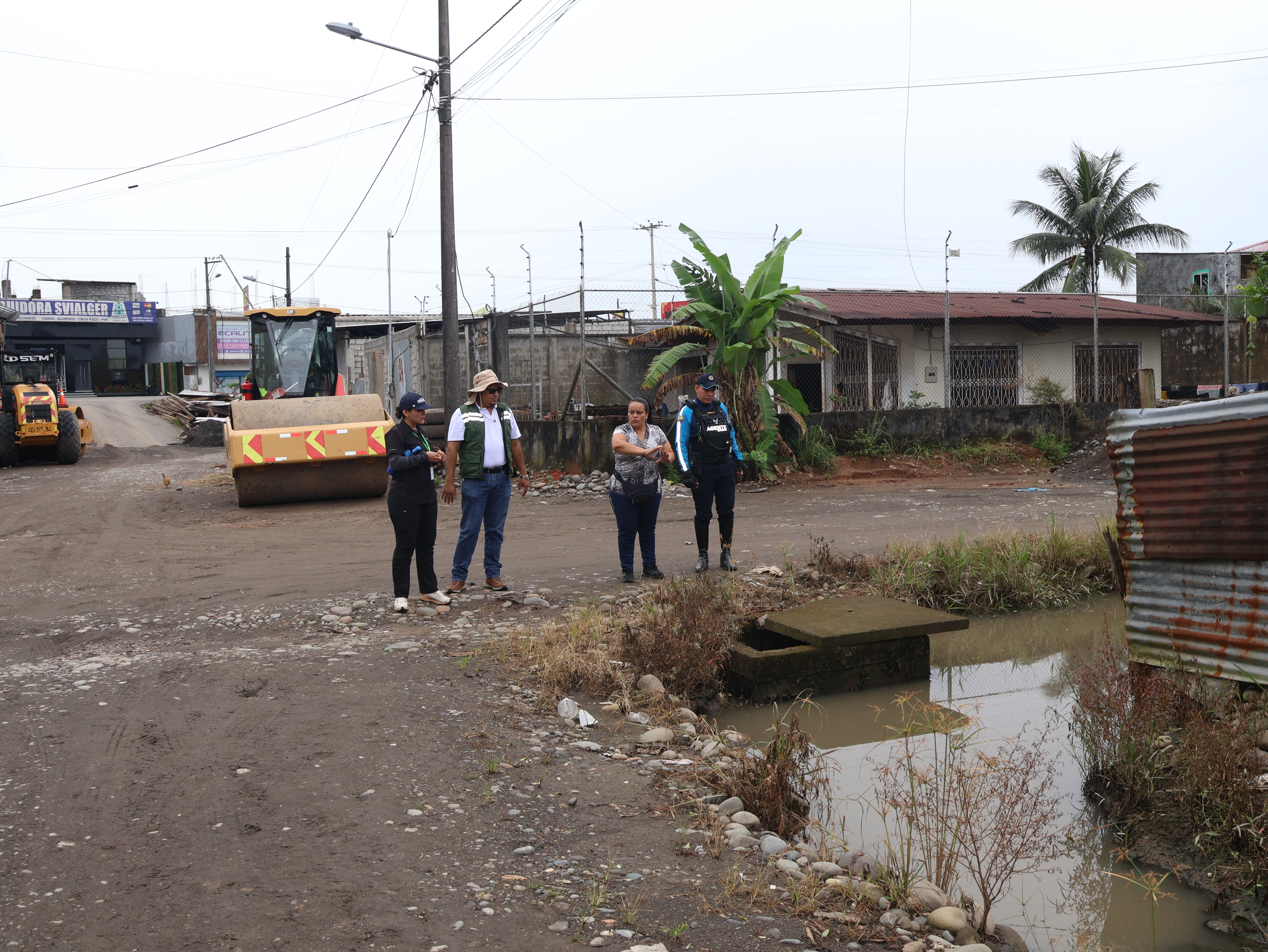 Inspección de contaminantes en zanjas de Guadalupe Larriva