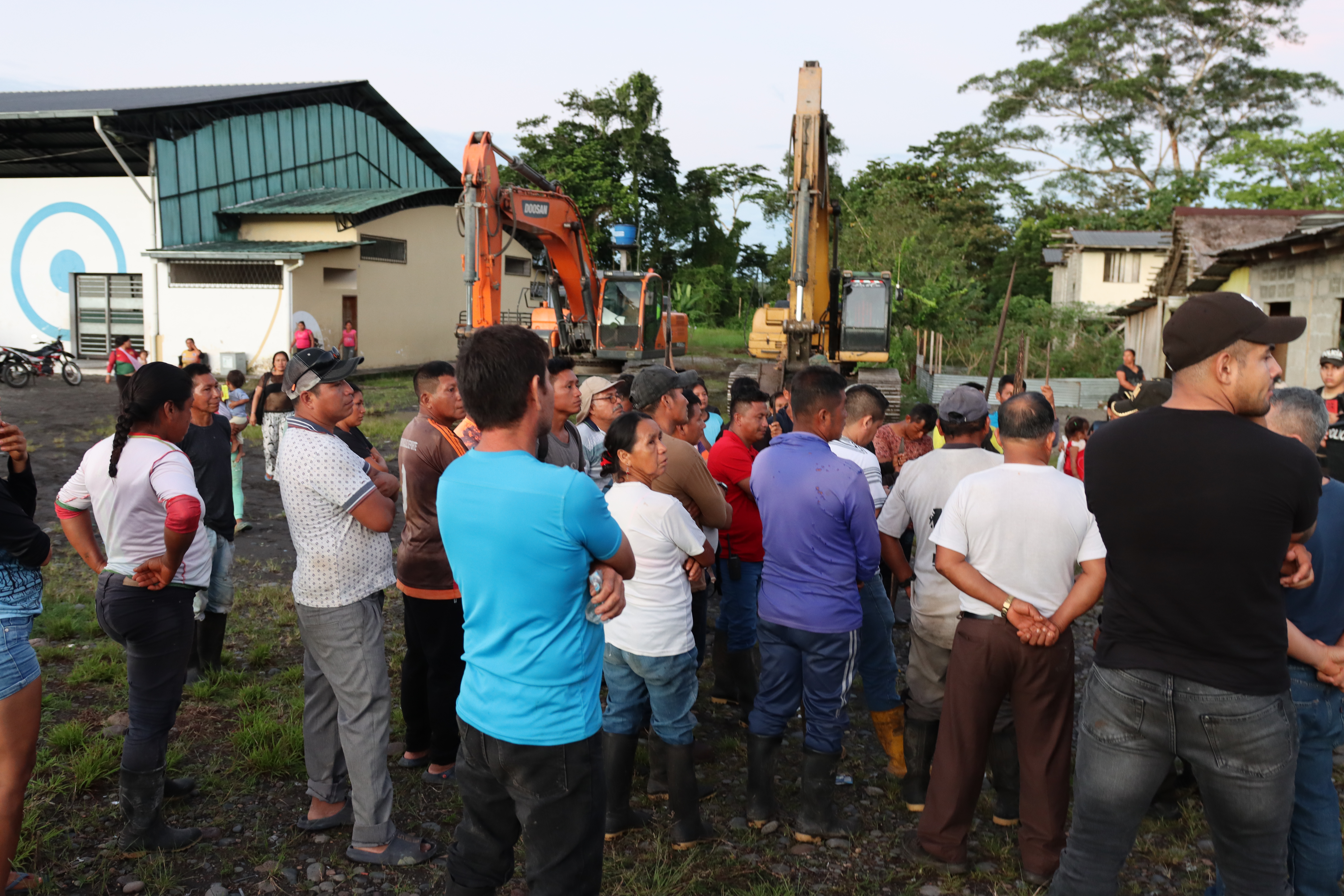 Moradores de comuna Kichwa Huayusa retiran memoria a retroexcavadora municipal
