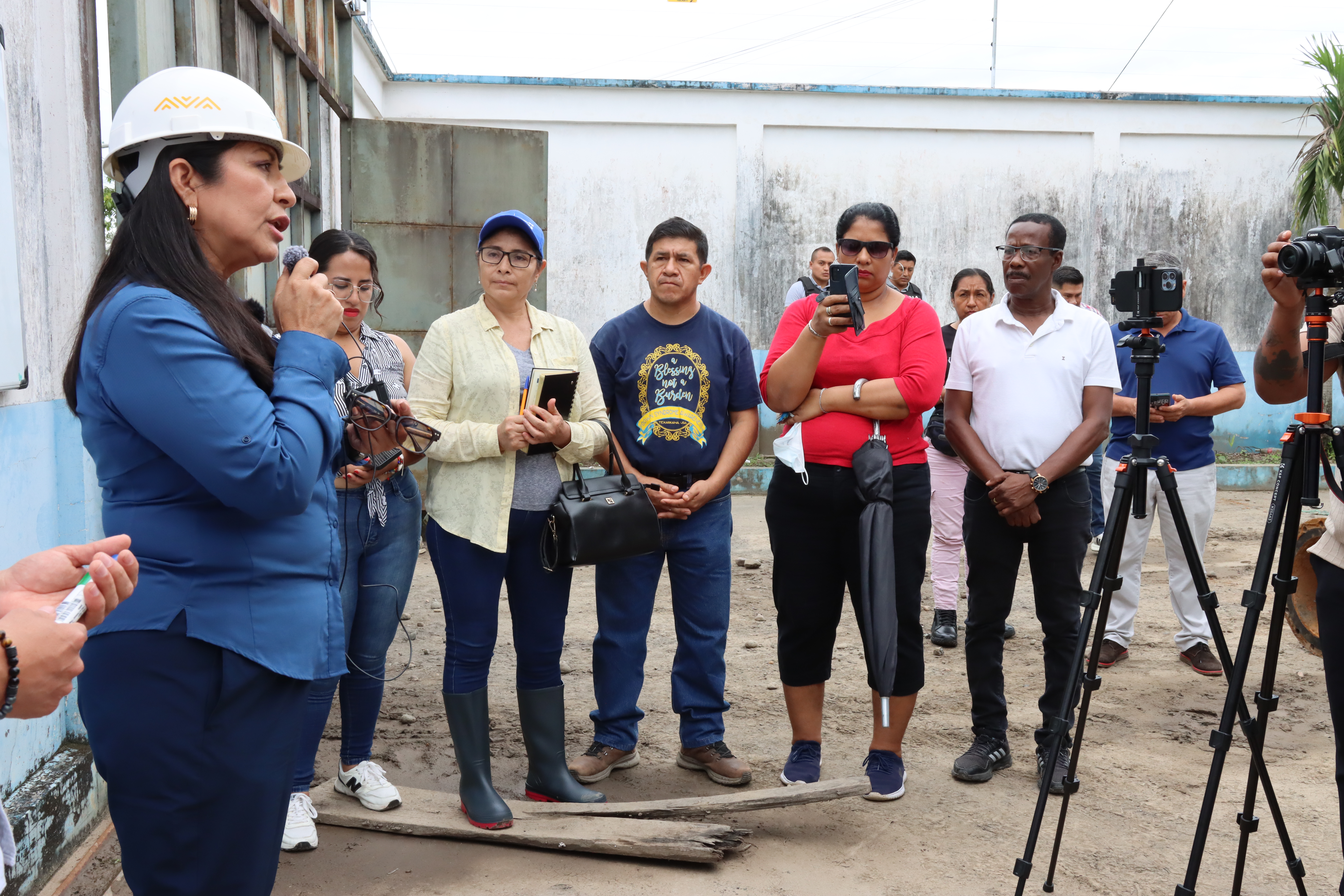 Alcaldesa recorre junto a medios de comunicación y presidentes barriales estaciones de bombeo
