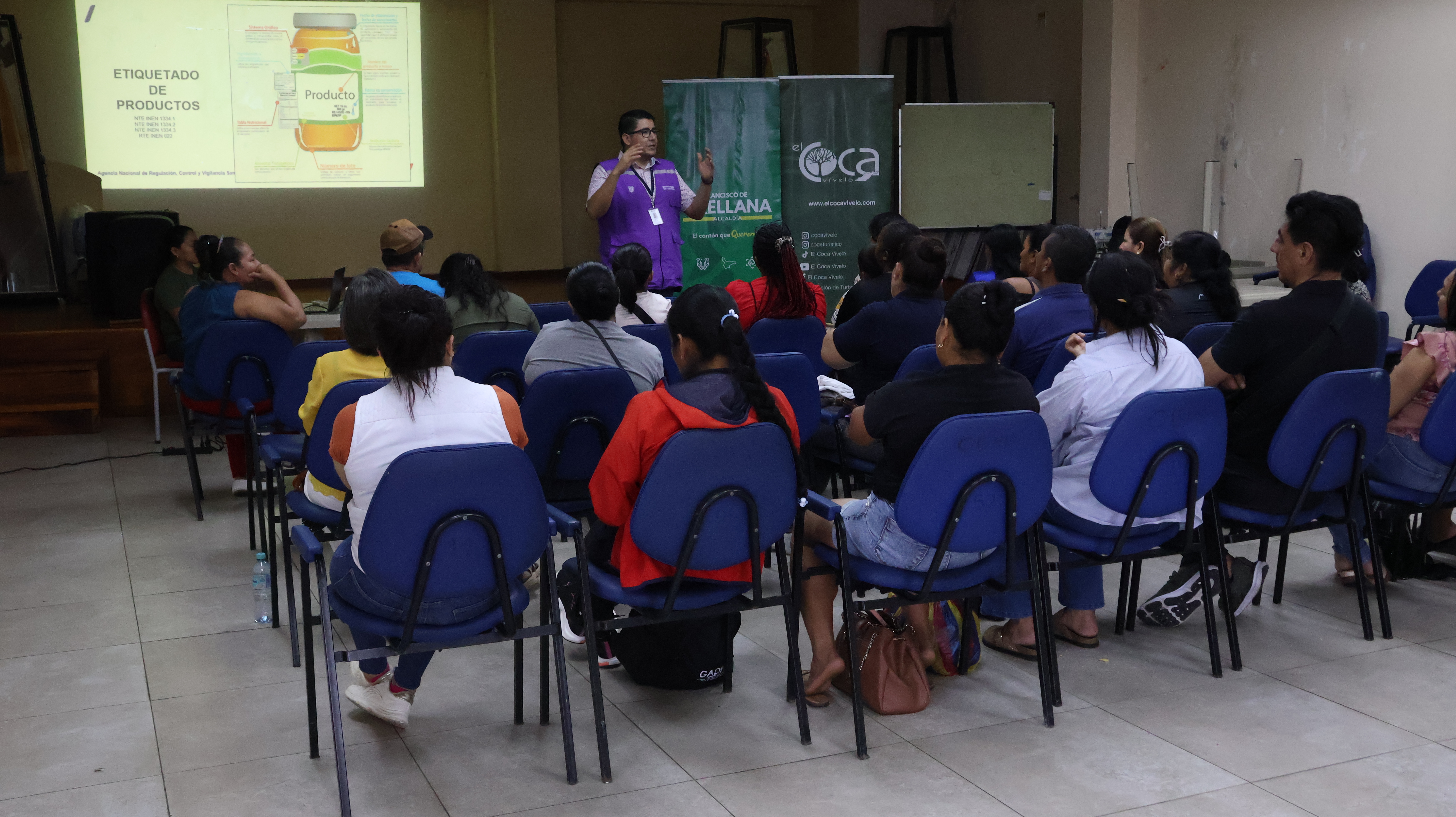 Alcaldía impulsa capacitación para fortalecer a emprendedores locales en normativa sanitaria