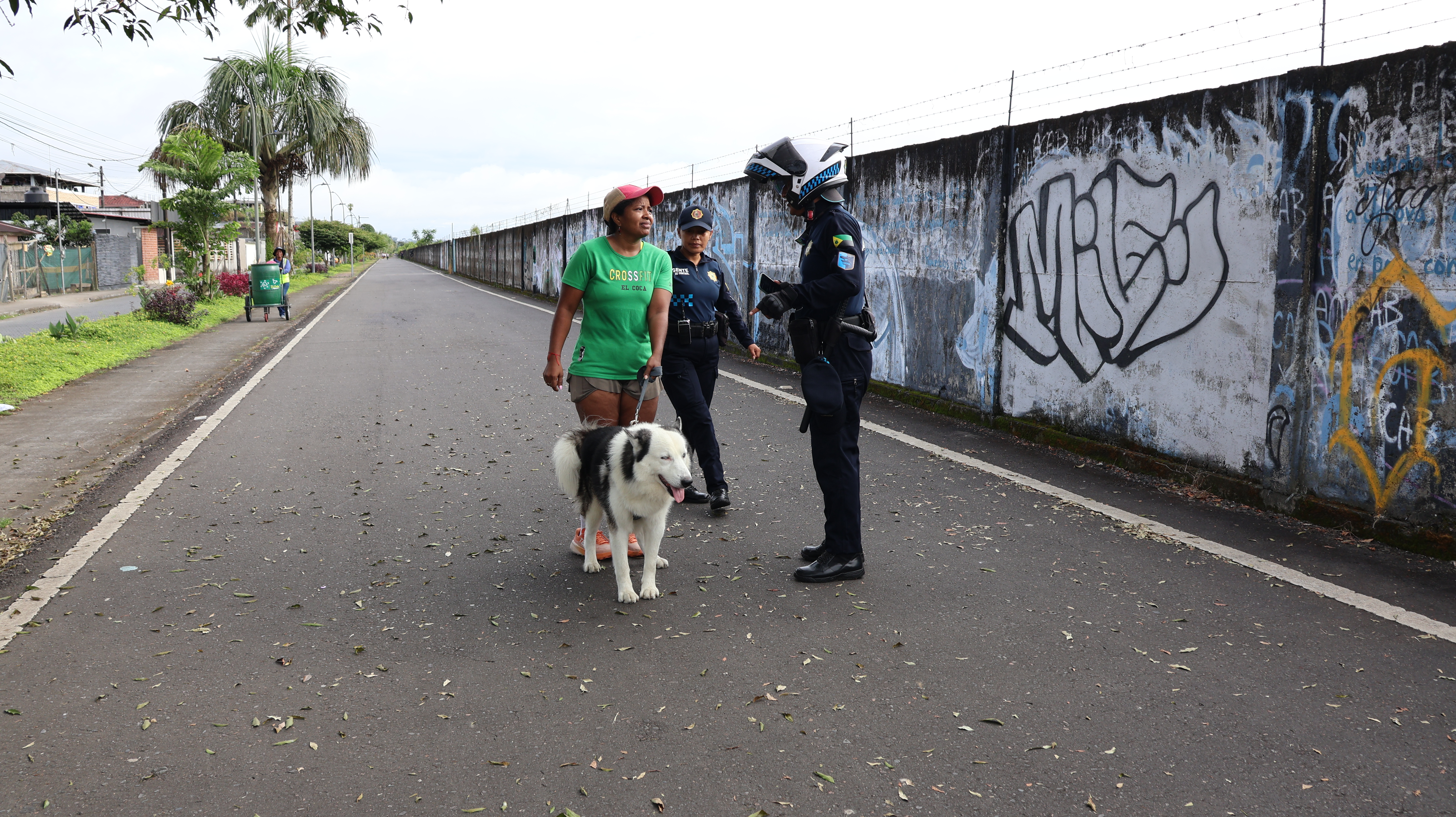 Agentes de Control promueven tenencia responsable de mascotas en la ciclovía de El Coca