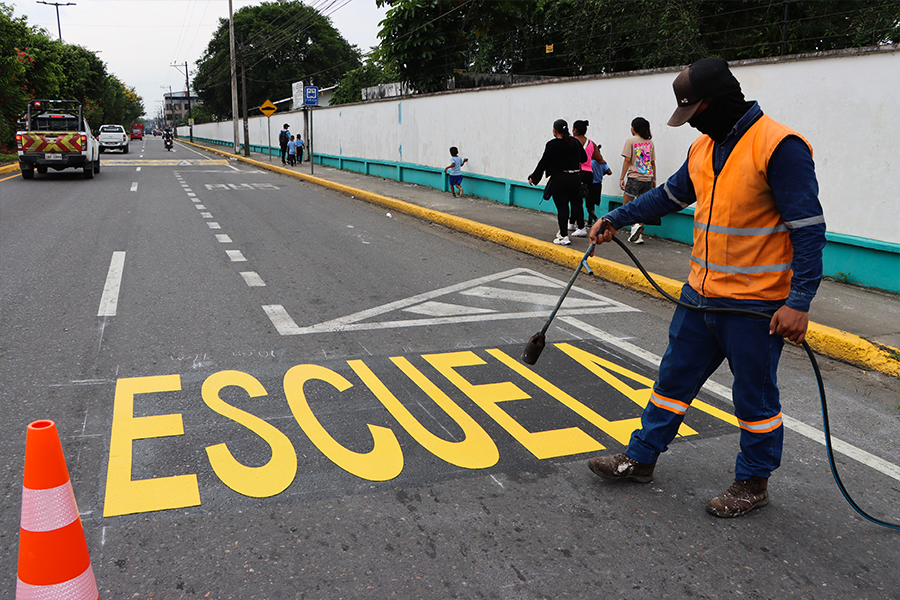 Alcaldía instala bandas transversales BTA y marcos viales en zonas escolares
