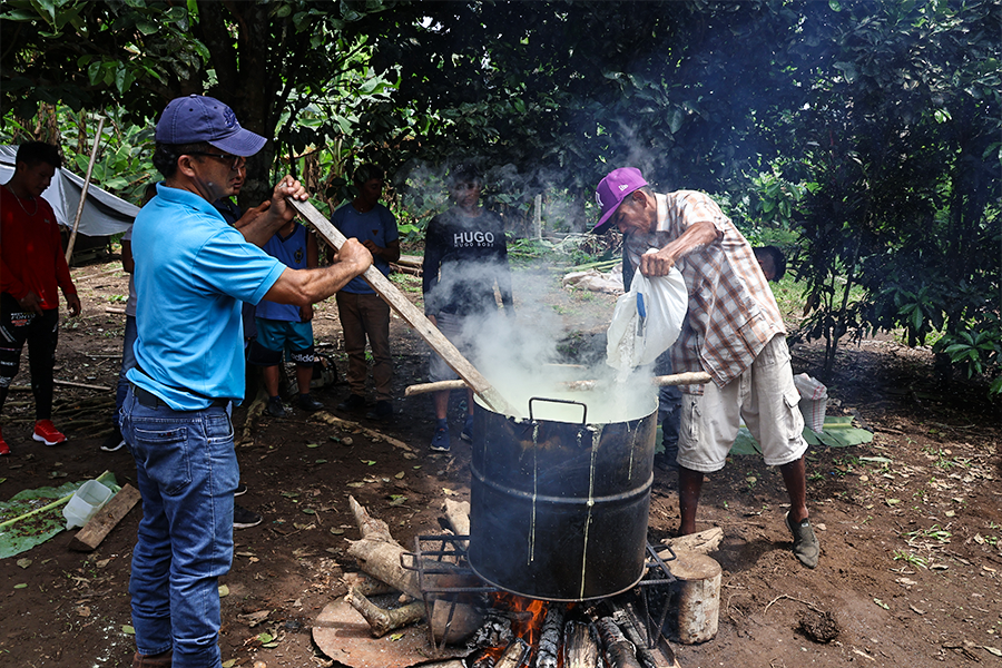 Elaboración de abono denominado caldo mineral para todo