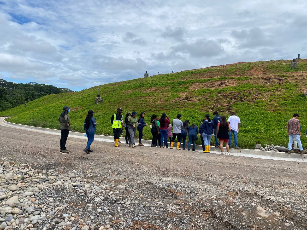 Estudiantes de la ESPOCH realizan recorrido técnico al relleno sanitario