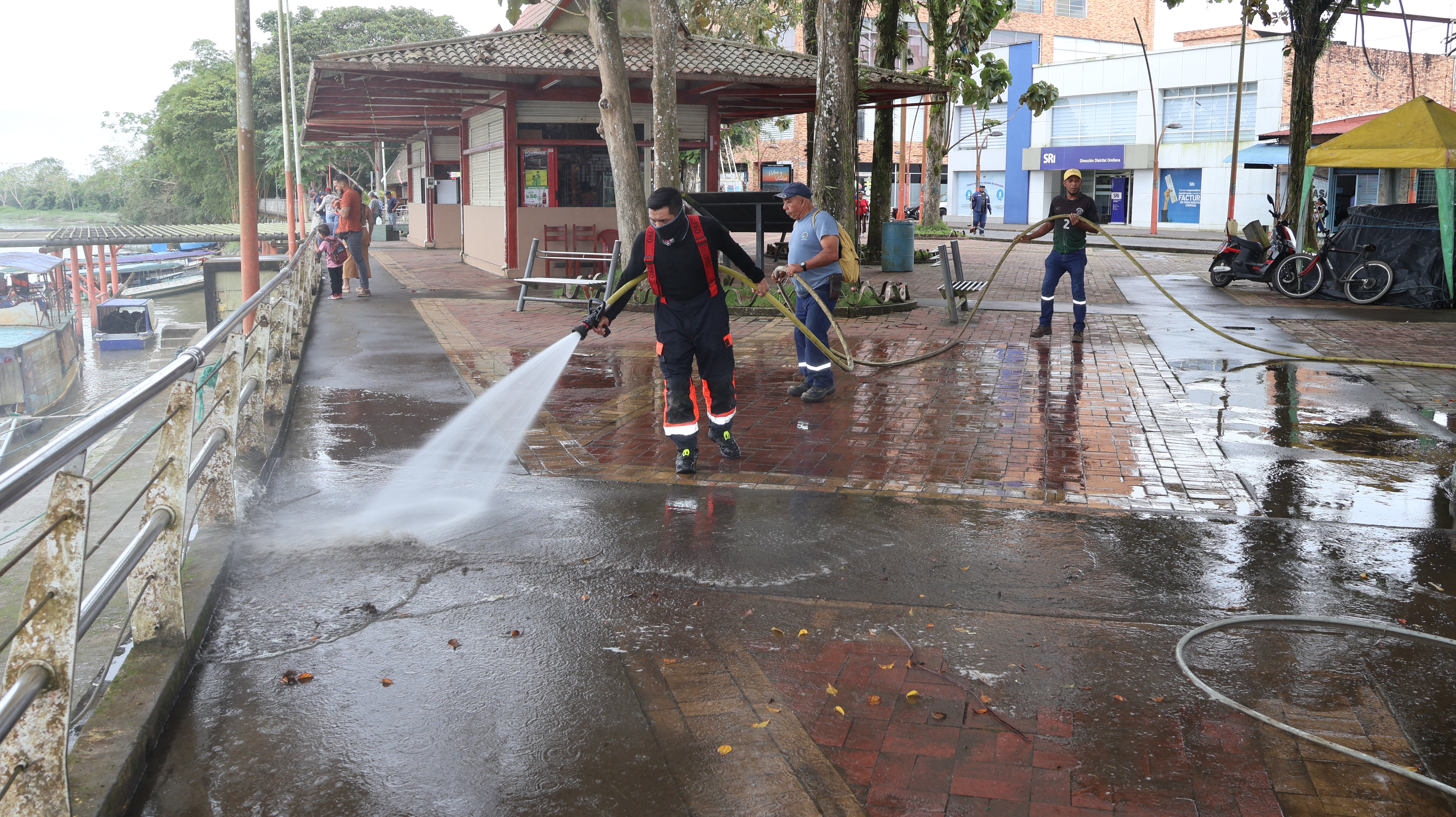 Minga de limpieza embellece el malecón de El Coca