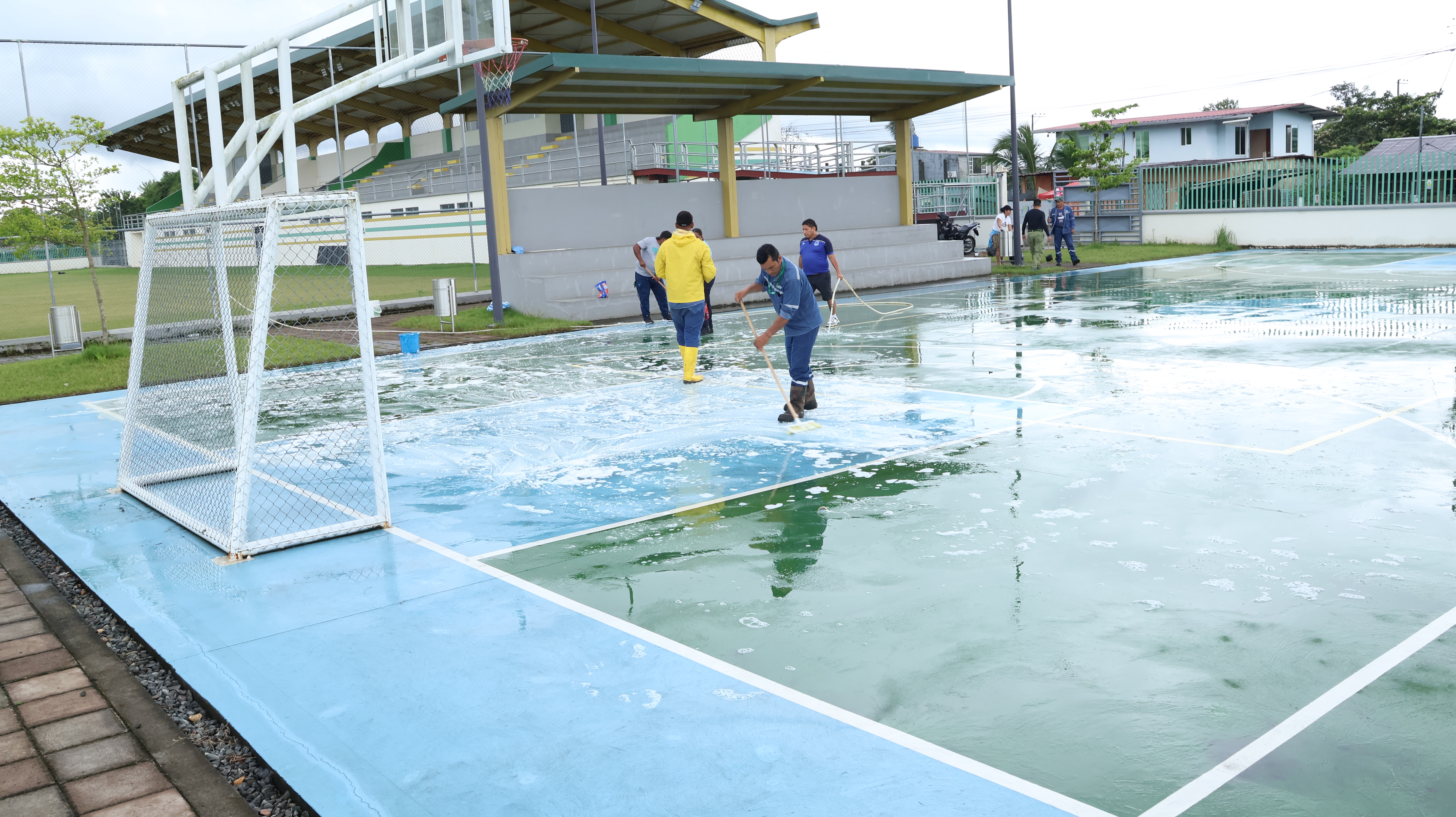 Municipalidad y el barrio 27 de Octubre unen fuerzas para minga de limpieza en el estadio