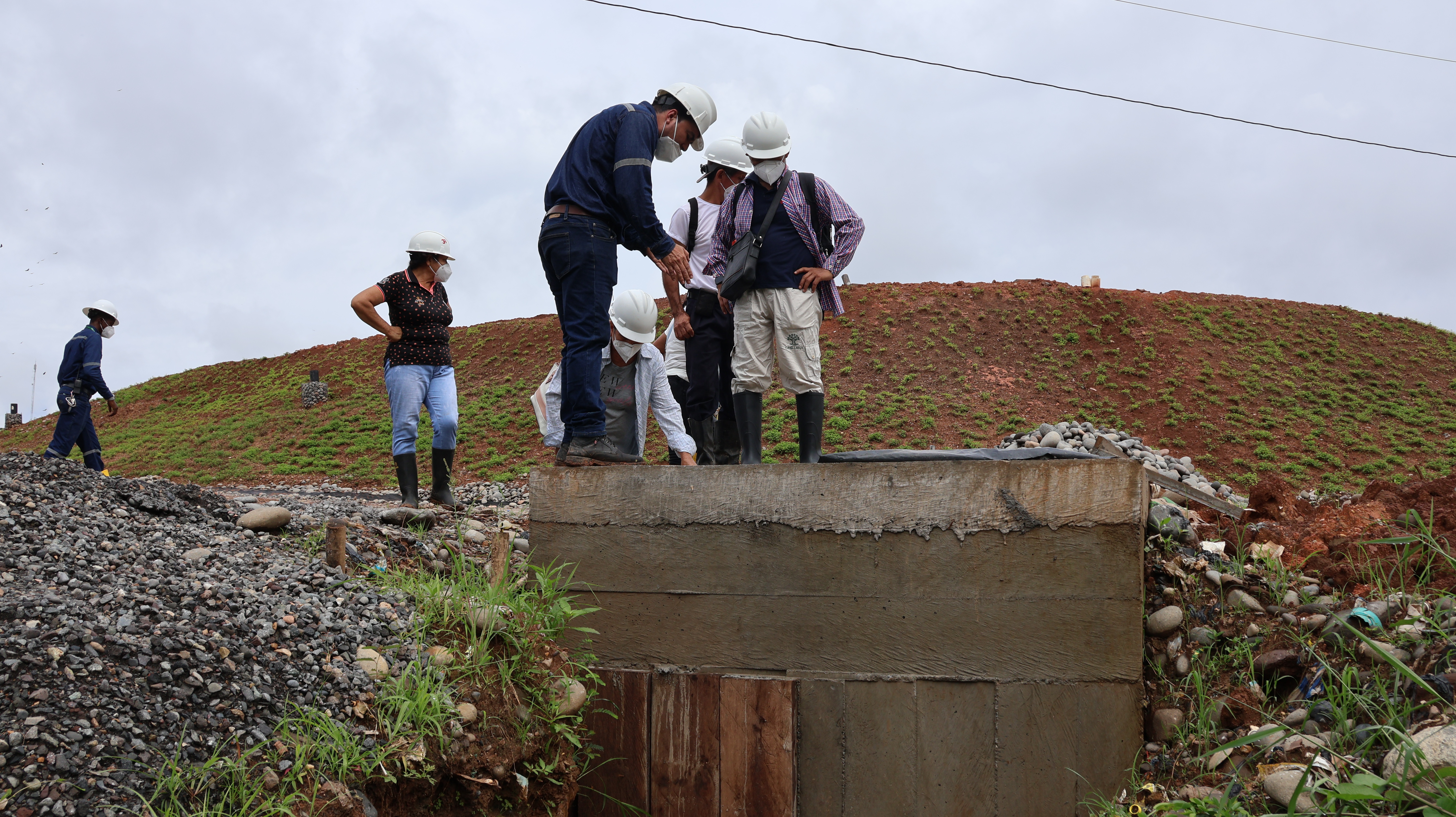 Moradores aledaños al sitio de disposición final recorren avance de obras del cierre técnico