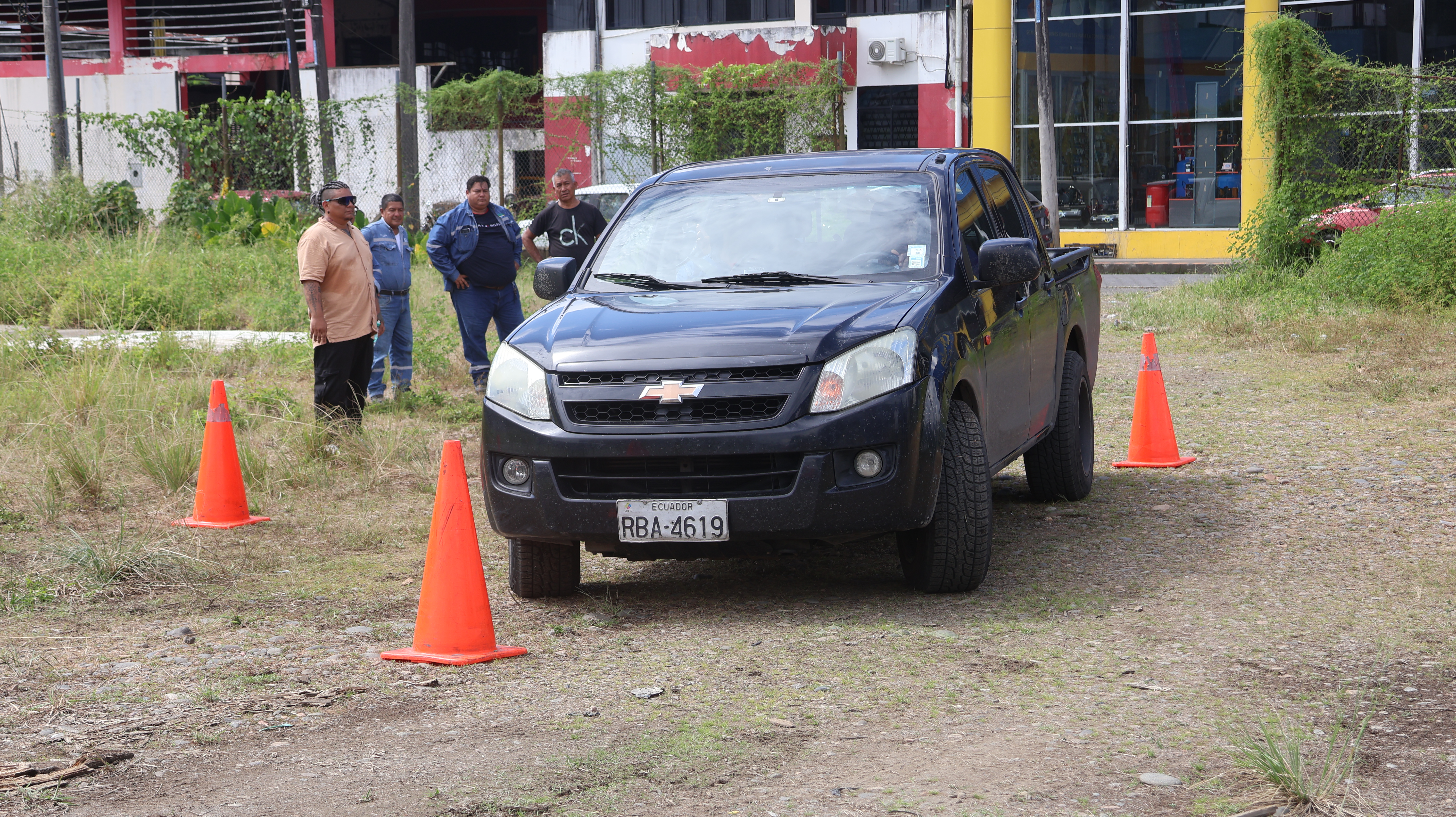 Funcionarios municipales reciben capacitaciones en seguridad laboral y manejo defensivo