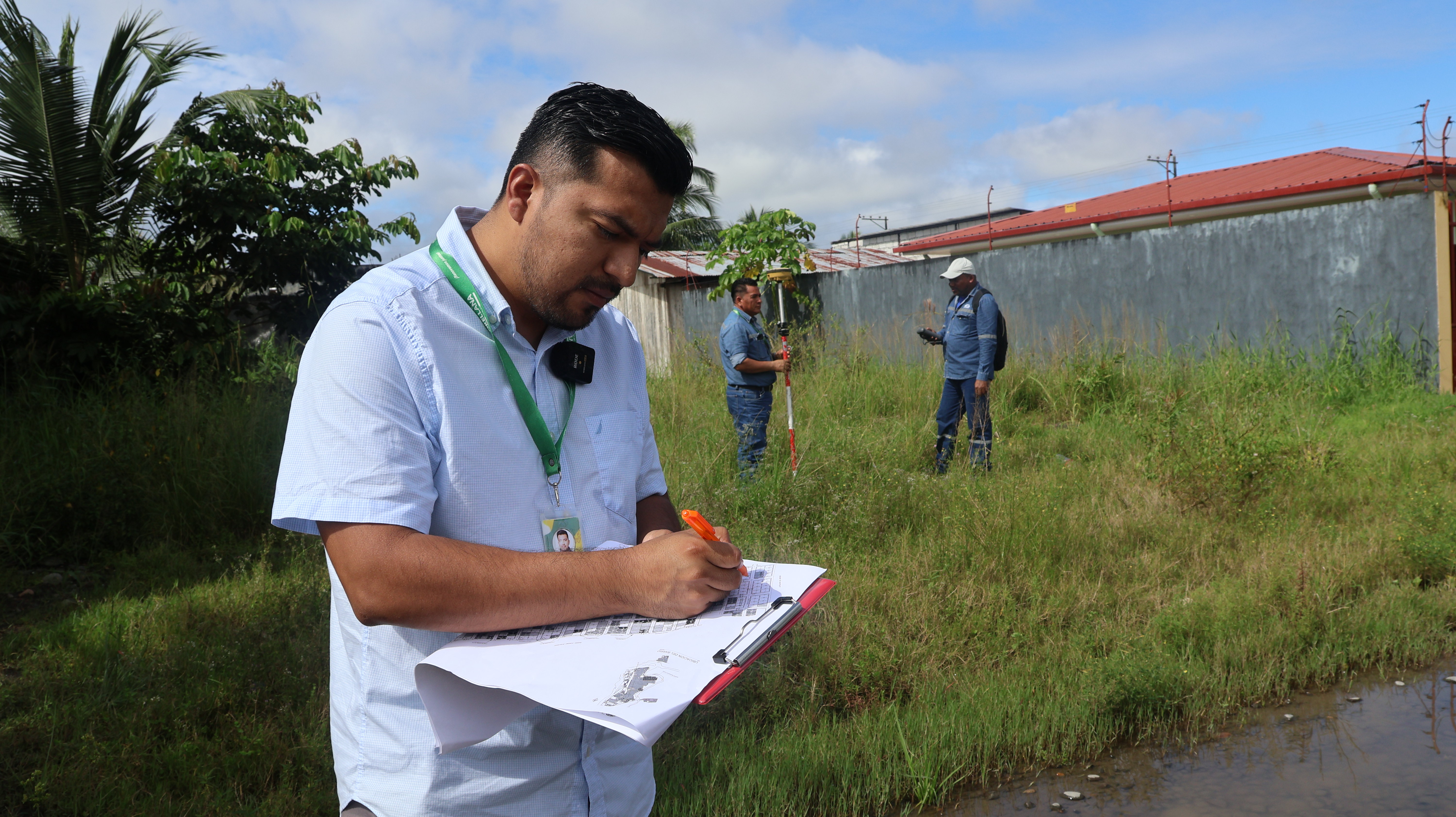 Alcaldía socializa levantamiento topográfico previo a obras de infraestructura en Ñukanchi Wasi y Los Sauces