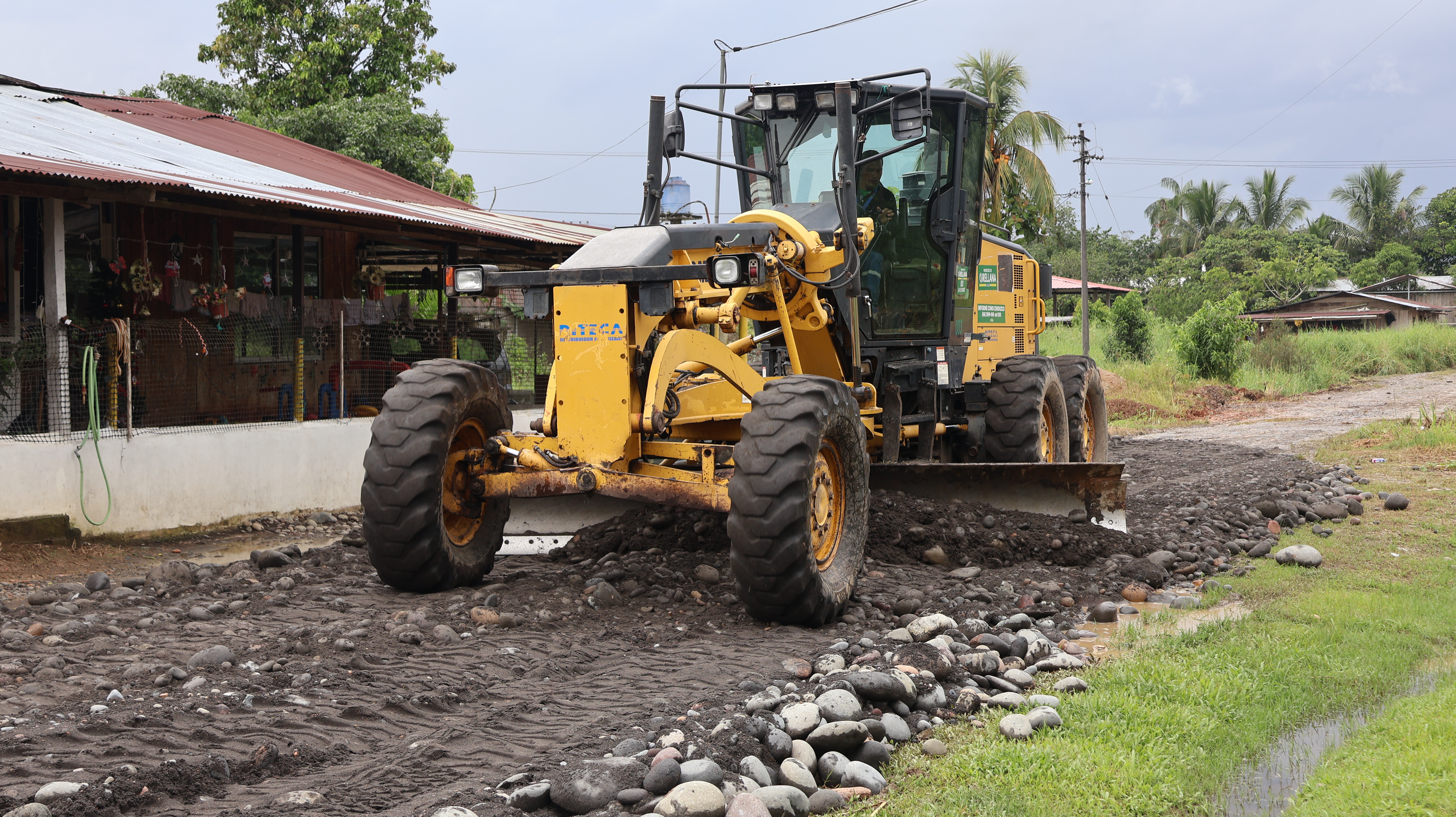 Alcaldía refuerza la vialidad en Taracoa con acciones inmediatas en territorio
