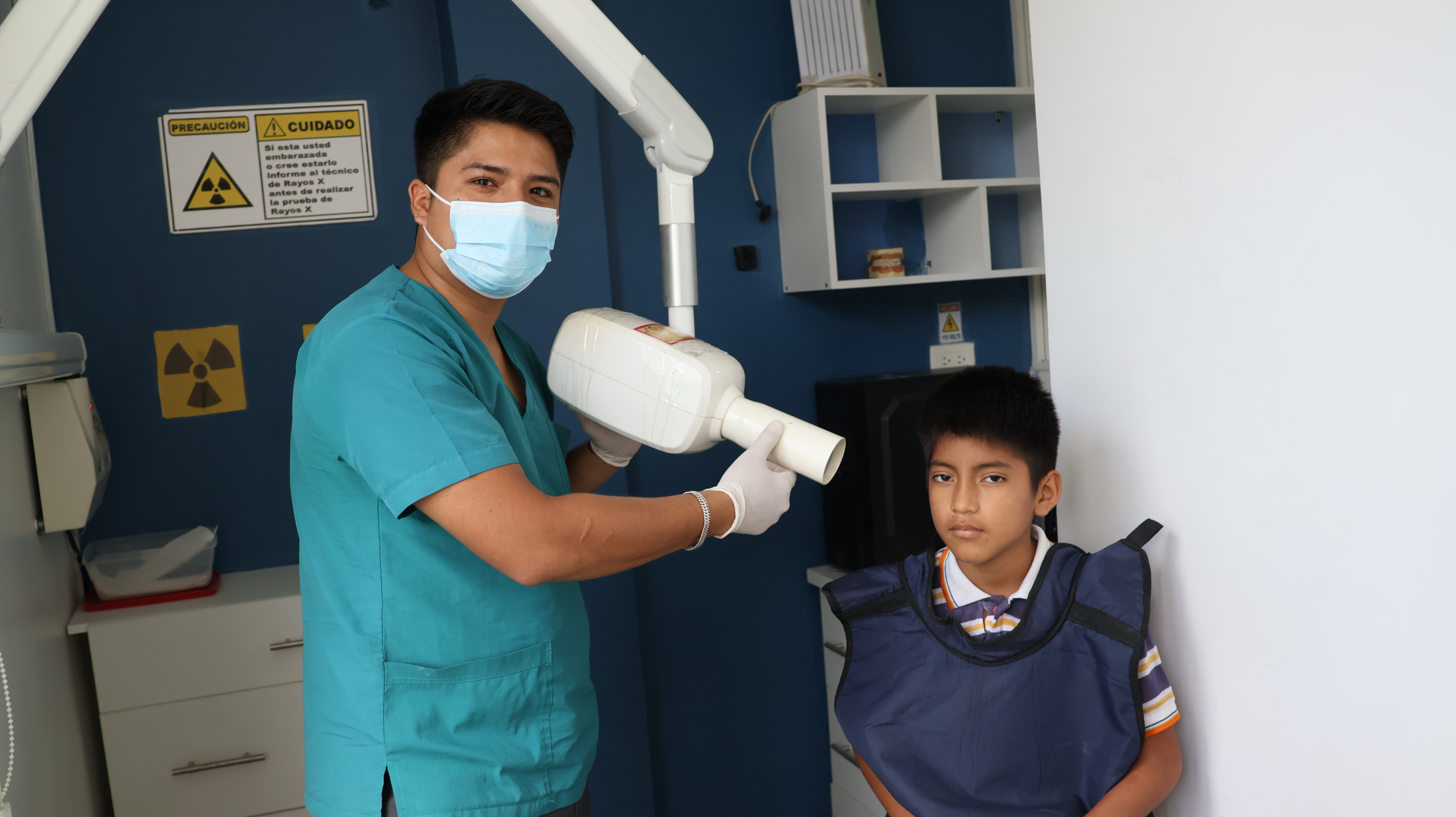 Niño de proyecto ETI recibe ayuda para radiografías