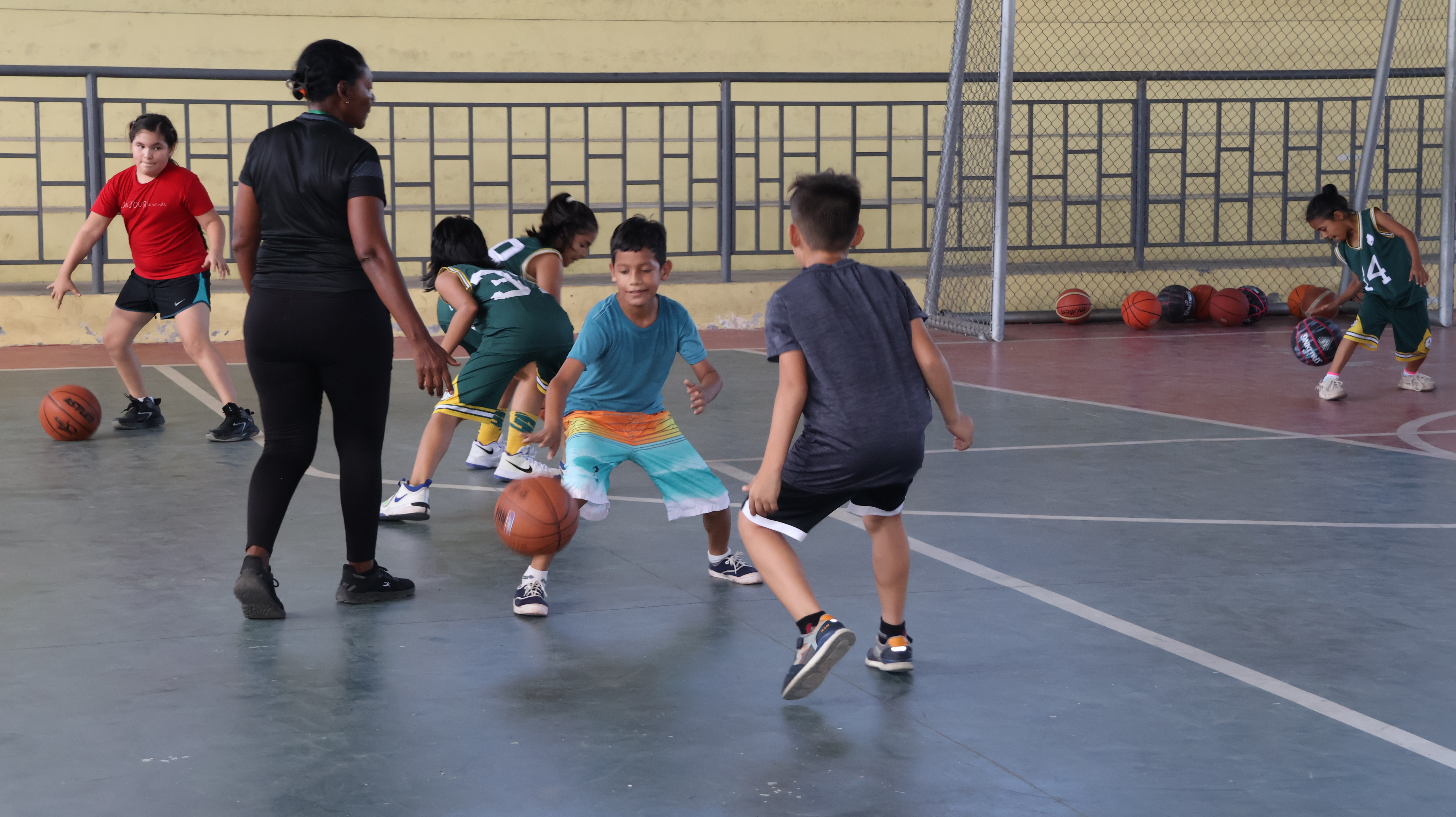 Alcaldía promueve el deporte en la niñez y juventud con escuelas de fútbol y básquet