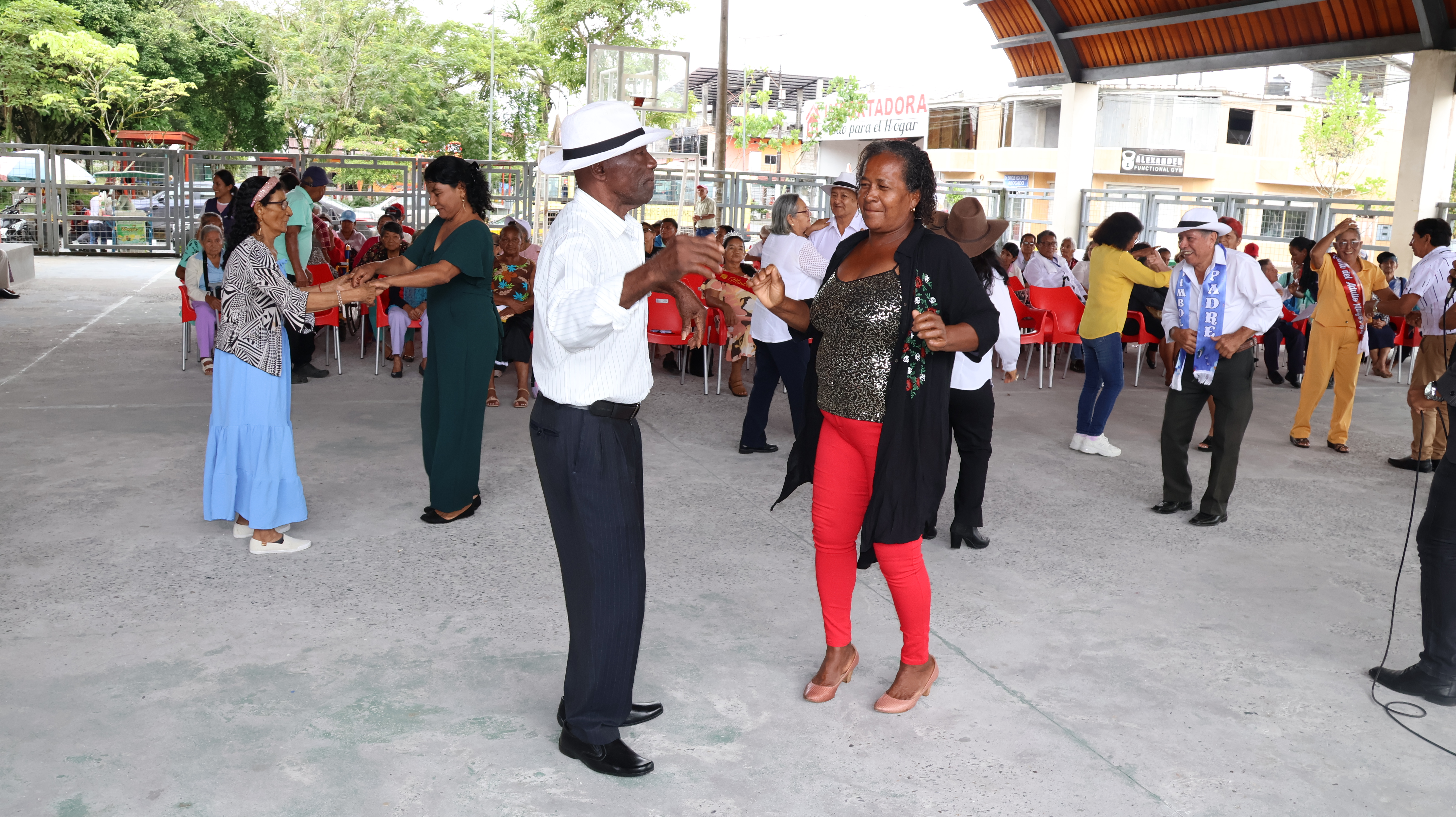 Adultos mayores celebran con alegría el Día del Padre