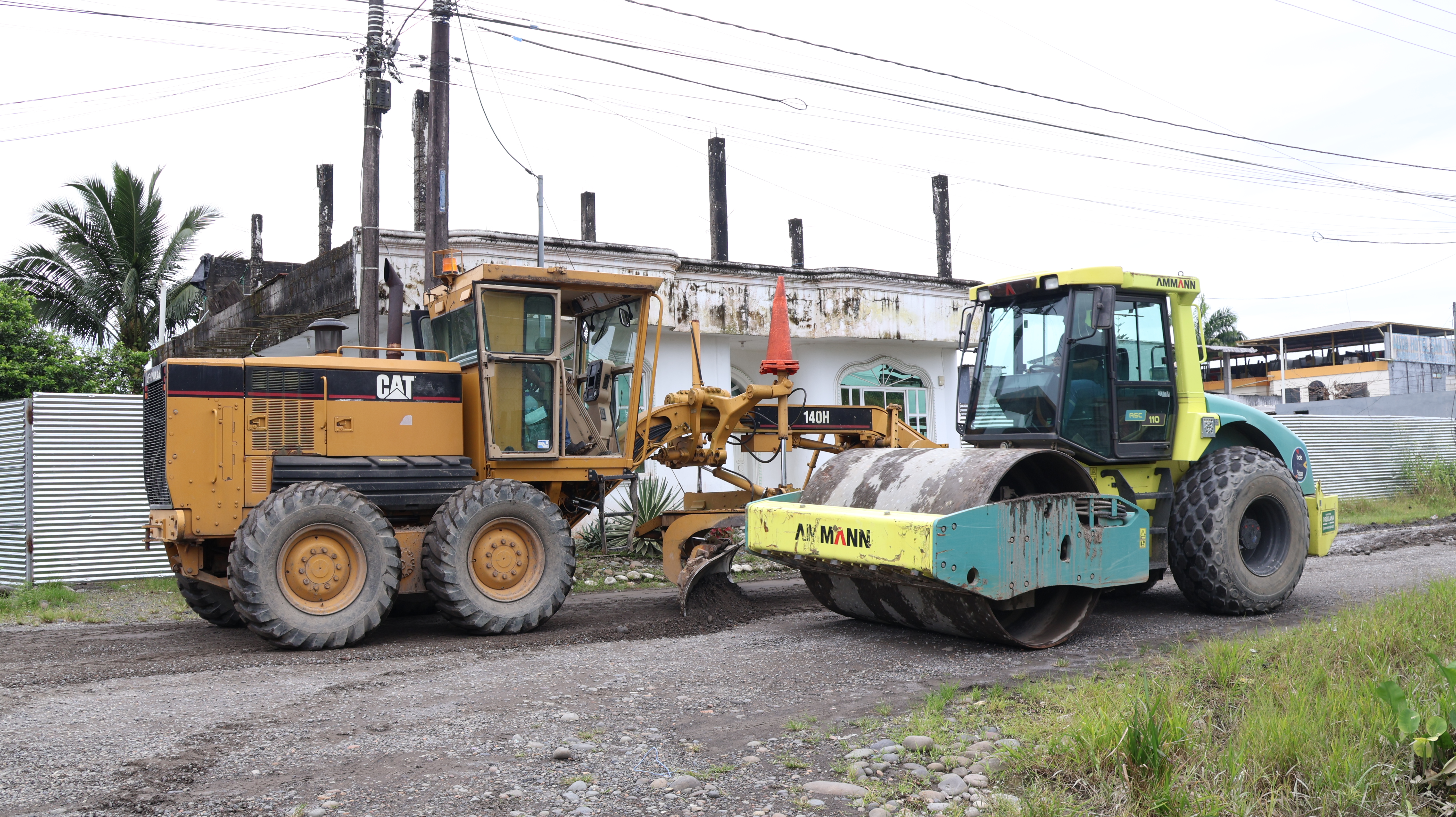 Alcaldía ejecuta mantenimiento vial en el barrio 27 de Octubre