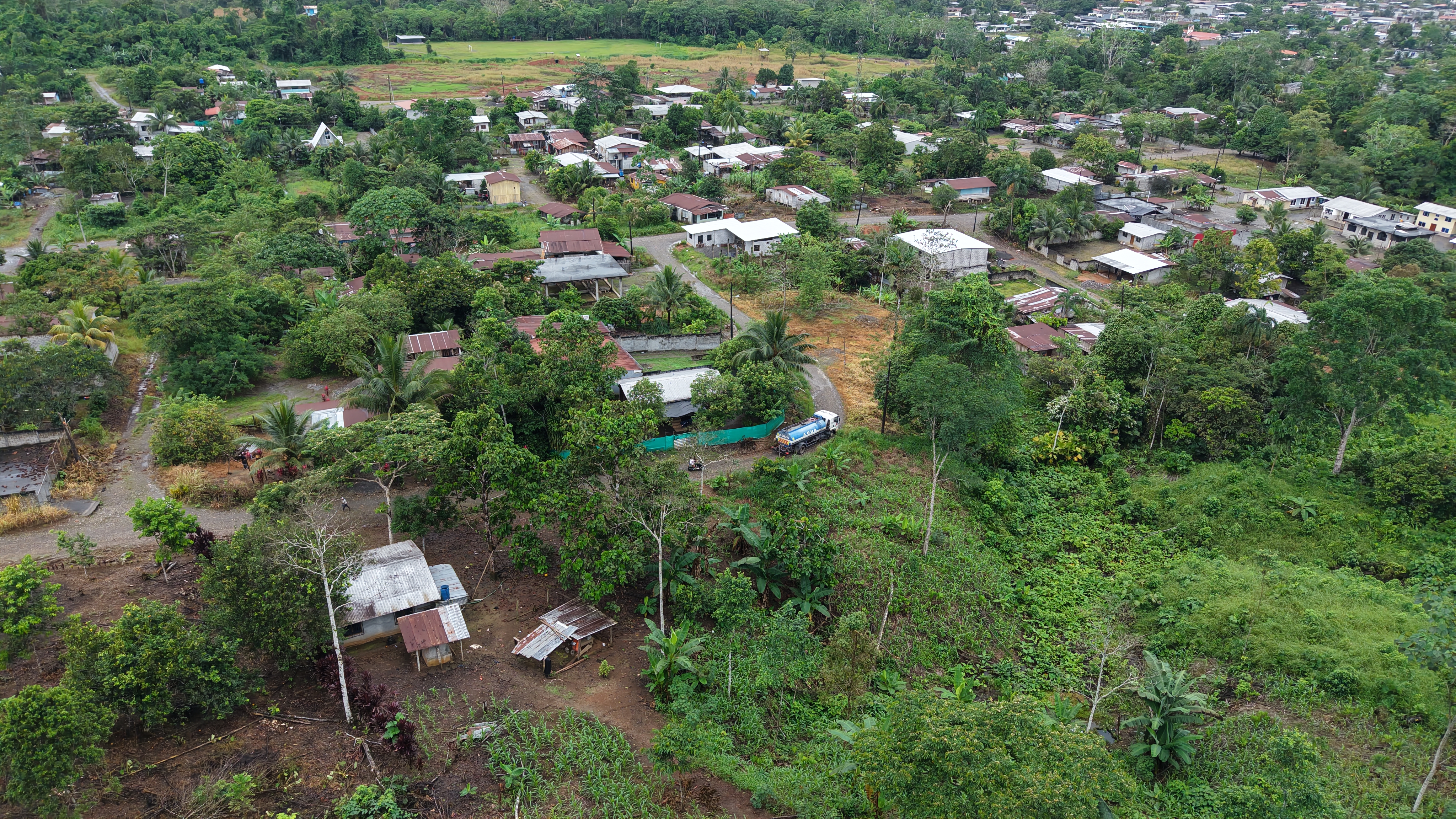 Alcaldía entrega agua potable gratuita en barrios vulnerables del cantón