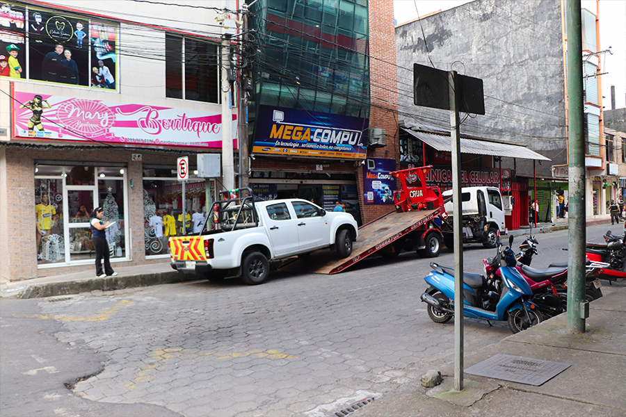 Operativos de control vehículos mal estacionados en El Coca