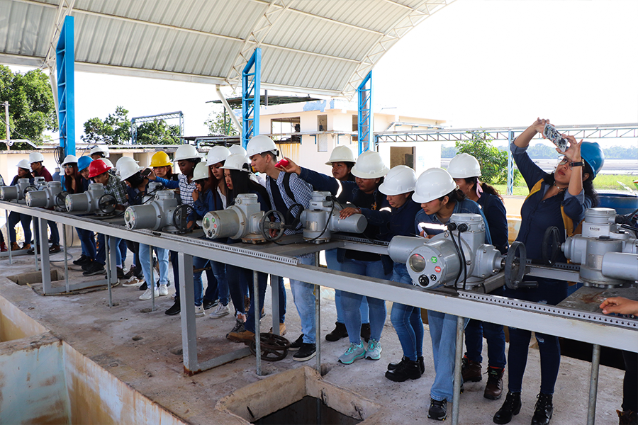 Estudiantes de la ESPOCH visitan la planta de agua potable Los Álamos