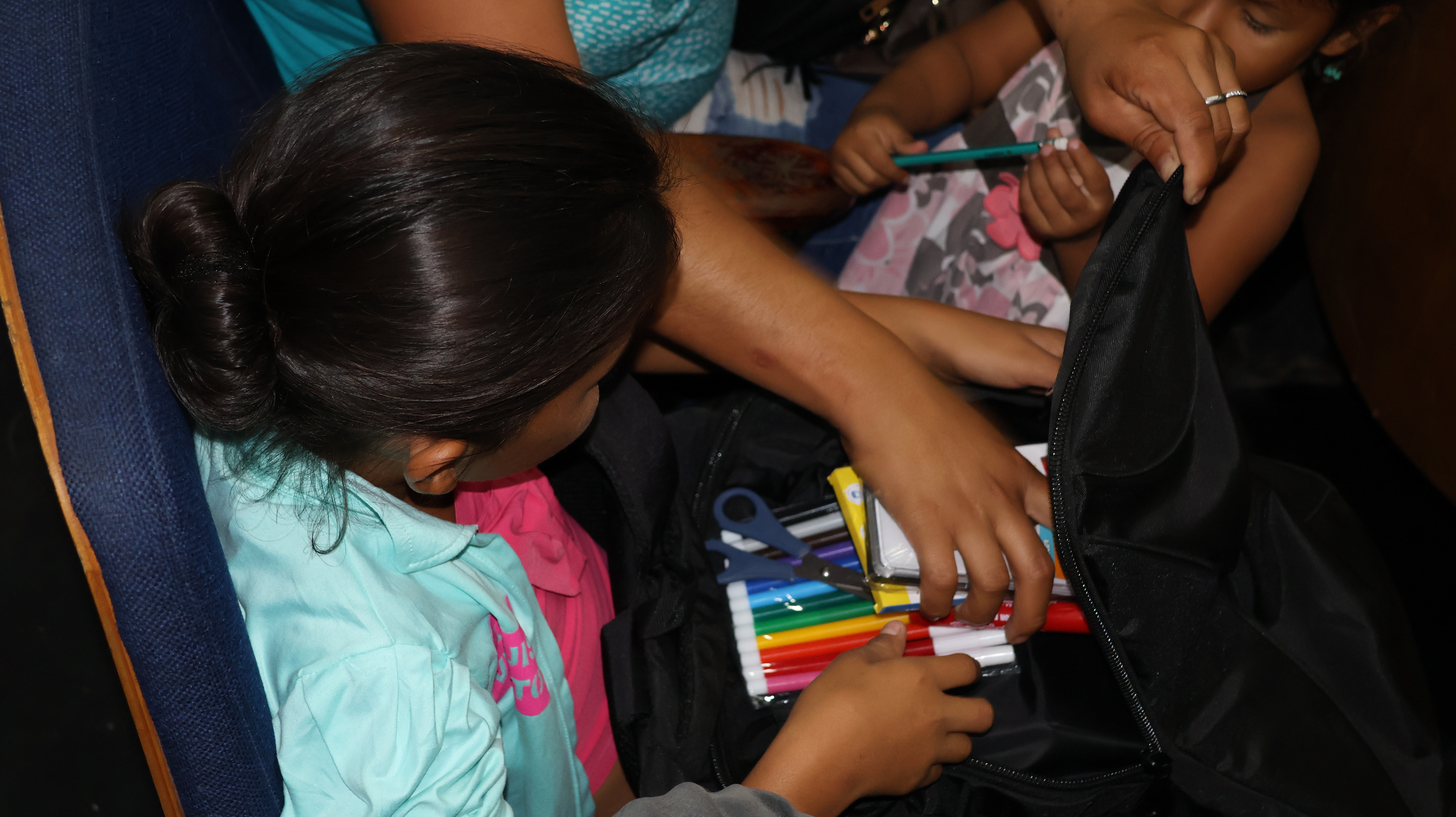80 niños y niñas del proyecto ETI recibieron kits escolares